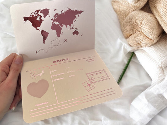 ROSA EDITION – Personalisierter Reisegutschein auf Weiß-Perlmutt-Papier | Reisepass & Boarding Pass Foliert | Rubbelkarte als Gutschein für Reise & Urlaub