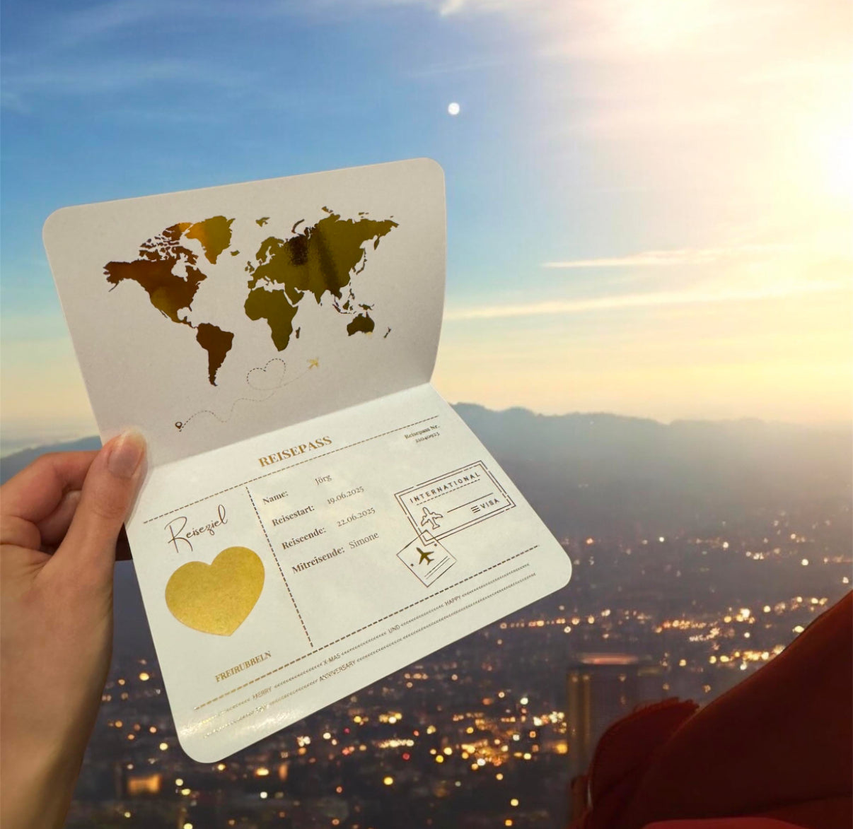 GLOSSY WHITE EDITION – Personalisierter Reisegutschein auf Weiß-Glanz-Papier | Reisepass & Boarding Pass Foliert | Rubbelkarte als Gutschein für Reise & Urlaub
