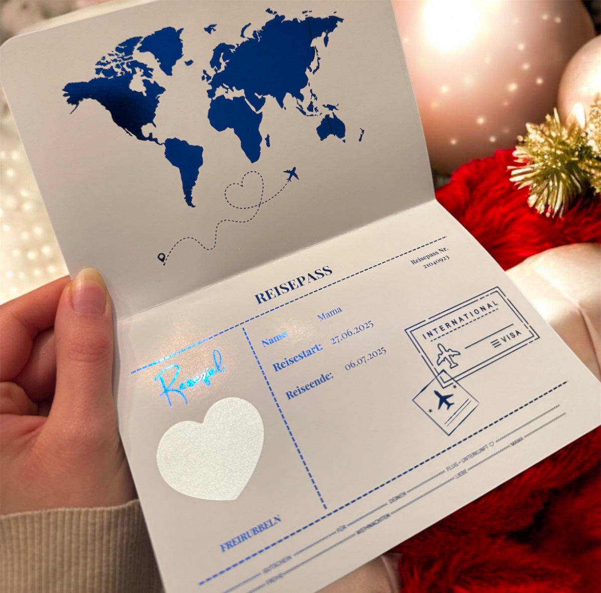 GLOSSY WHITE EDITION – Personalisierter Reisegutschein auf Weiß-Glanz-Papier | Reisepass & Boarding Pass Foliert | Rubbelkarte als Gutschein für Reise & Urlaub