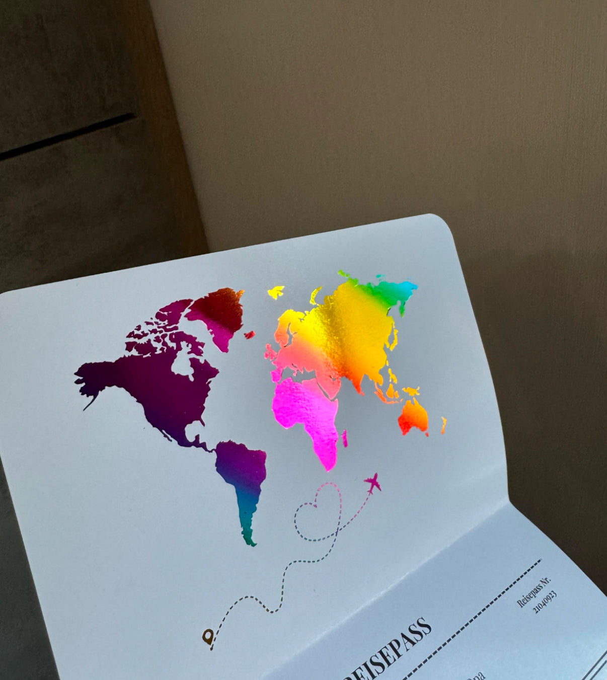 GLOSSY WHITE EDITION – Personalisierter Reisegutschein auf Weiß-Glanz-Papier | Reisepass & Boarding Pass Foliert | Rubbelkarte als Gutschein für Reise & Urlaub