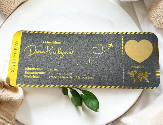 Schwarzer Boarding Pass auf Perlmutt Papier mit goldener Folie