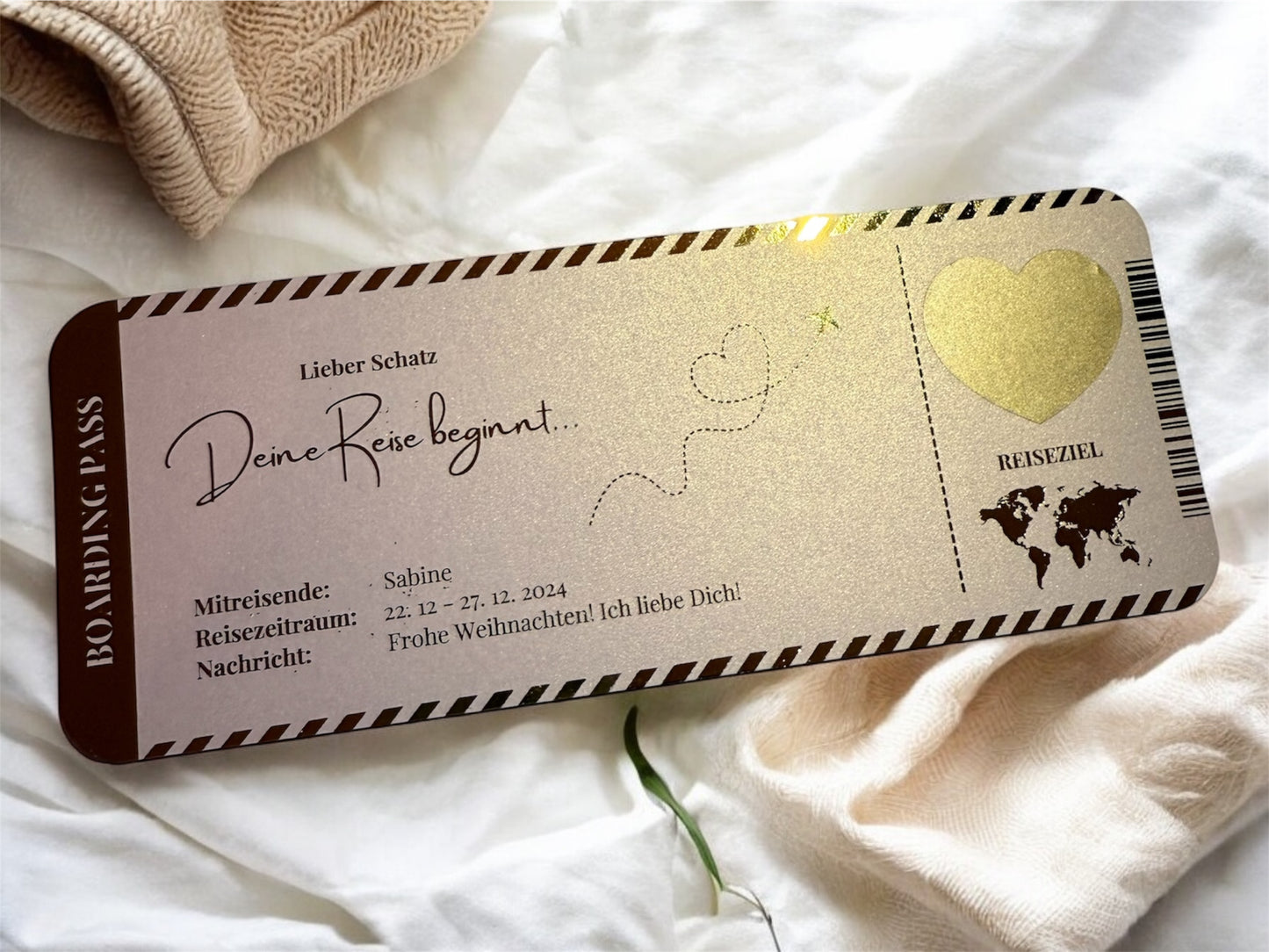 ROSA EDITION – Personalisierter Reisegutschein auf Rosa-Perlmutt-Papier | Boarding Pass Rubbelkarte | Gutschein für Reise & Urlaub | Foliertes Flugticket für Flugreisen