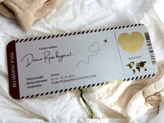 SHINY WHITE EDITION – Personalisierter Reisegutschein auf Weiß-Perlmutt-Papier | Boarding Pass Rubbelkarte | Gutschein für Reise & Urlaub | Foliertes Flugticket für Flugreisen