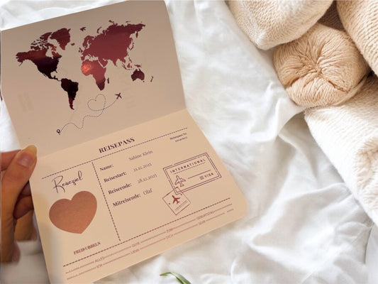 GLOSSY WHITE EDITION – Personalisierter Reisegutschein auf Weiß-Glanz-Papier | Reisepass & Boarding Pass Foliert | Rubbelkarte als Gutschein für Reise & Urlaub