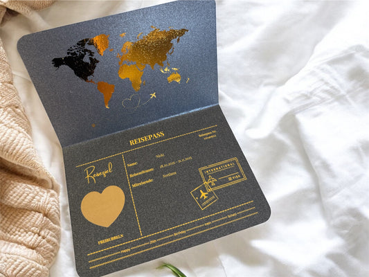 BLACK EDITION – Personalisierter Reisegutschein auf Schwarz-Perlmutt-Papier | Reisepass & Boarding Pass Foliert | Rubbelkarte als Gutschein für Reise & Urlaub