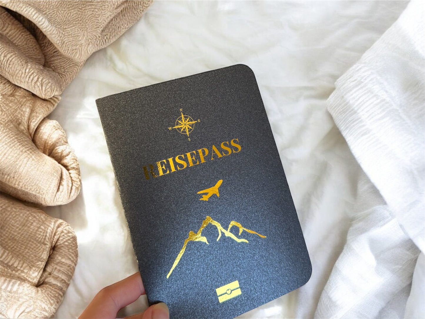 BLACK EDITION – Personalisierter Reisegutschein auf Schwarz-Perlmutt-Papier | Reisepass & Boarding Pass Foliert | Rubbelkarte als Gutschein für Reise & Urlaub