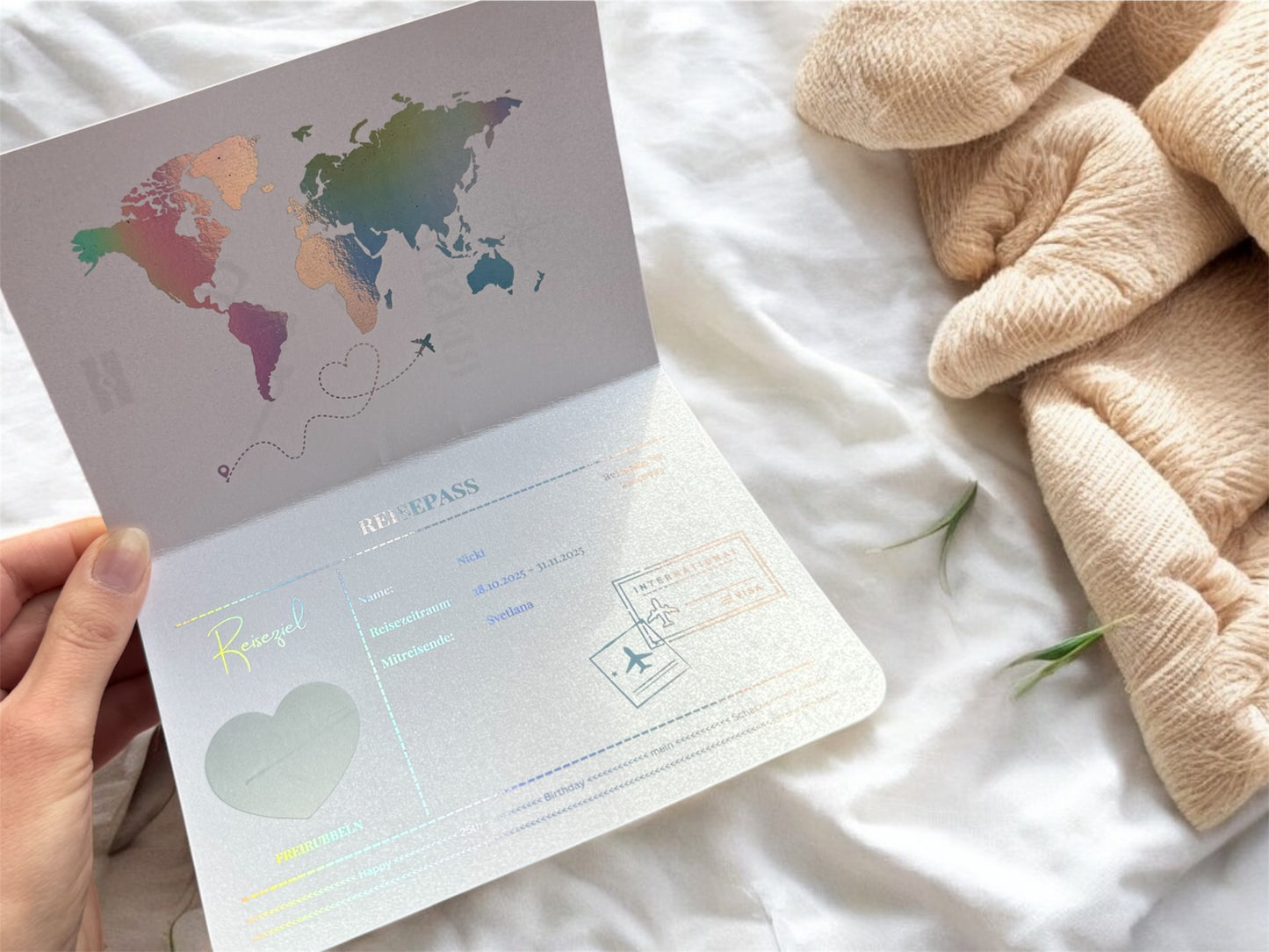 SHINY WHITE EDITION – Personalisierter Reisegutschein auf Weiß-Perlmutt-Papier | Reisepass & Boarding Pass Foliert | Rubbelkarte als Gutschein für Reise & Urlaub