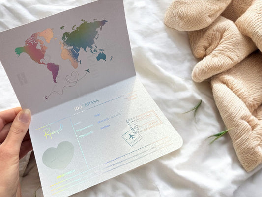 SHINY WHITE EDITION – Personalisierter Reisegutschein auf Weiß-Perlmutt-Papier | Reisepass & Boarding Pass Foliert | Rubbelkarte als Gutschein für Reise & Urlaub