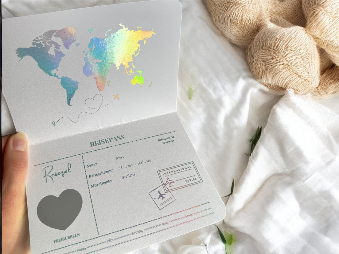 SHINY WHITE EDITION – Personalisierter Reisegutschein auf Weiß-Perlmutt-Papier | Reisepass & Boarding Pass Foliert | Rubbelkarte als Gutschein für Reise & Urlaub