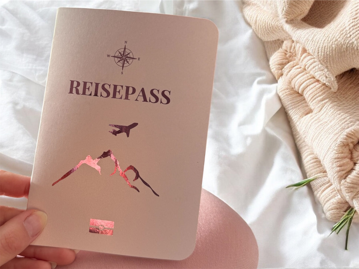 ROSA EDITION – Personalisierter Reisegutschein auf Weiß-Perlmutt-Papier | Reisepass & Boarding Pass Foliert | Rubbelkarte als Gutschein für Reise & Urlaub
