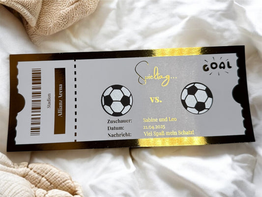 Fussballticket mit zwei Rubbel-Fußbällen. Das Ticket ist Gold foliert